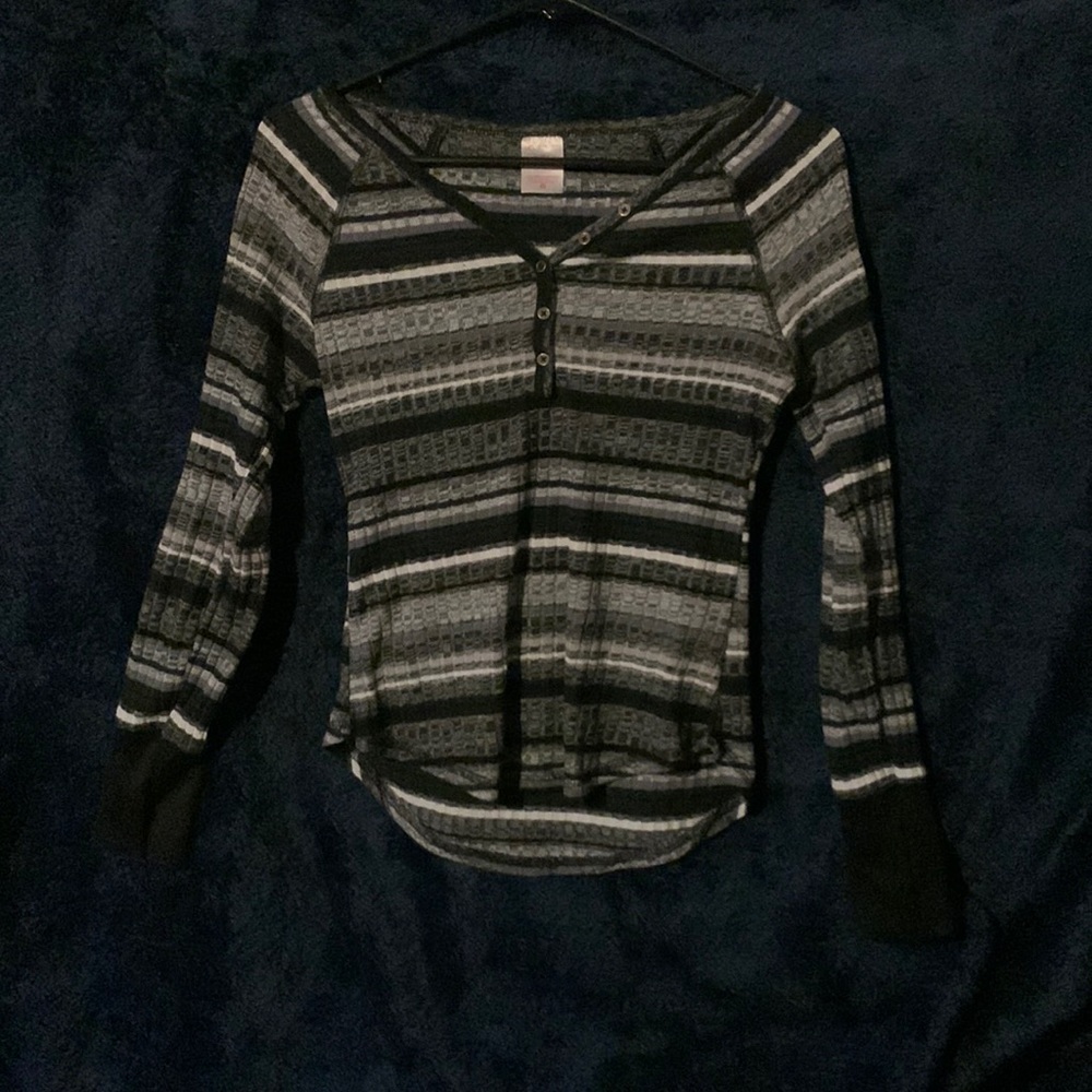 Off-shoulder long sleeve